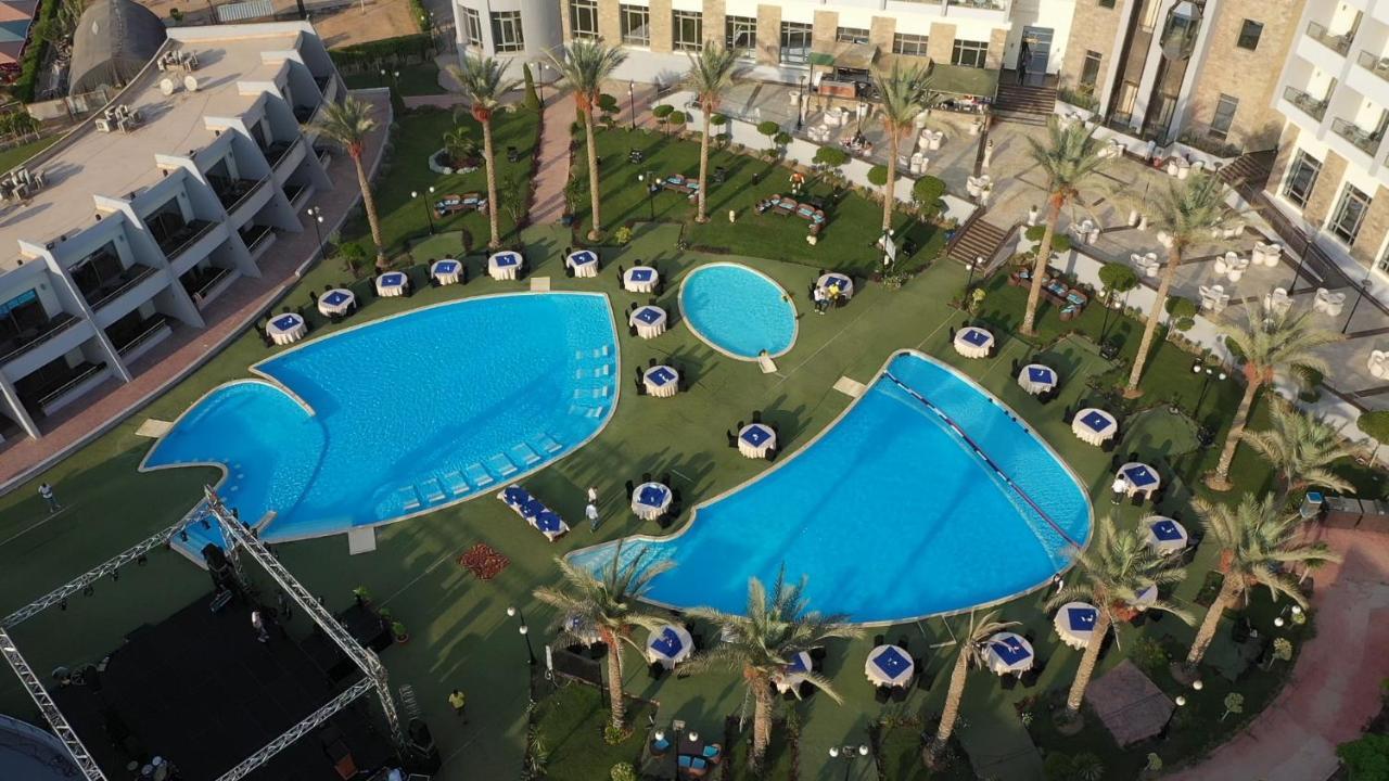Jewel Sport City And Aqua Park El El Cairo Exterior foto The pool at the hotel