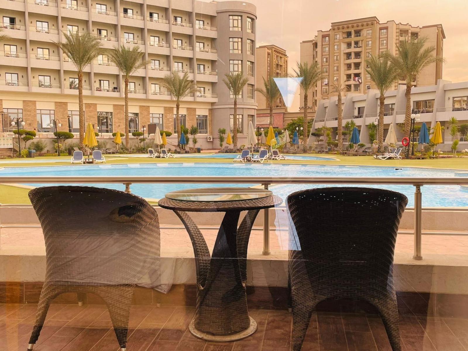 Jewel Sport City And Aqua Park El El Cairo Exterior foto View of the pool at the Grand Pyramids Hotel