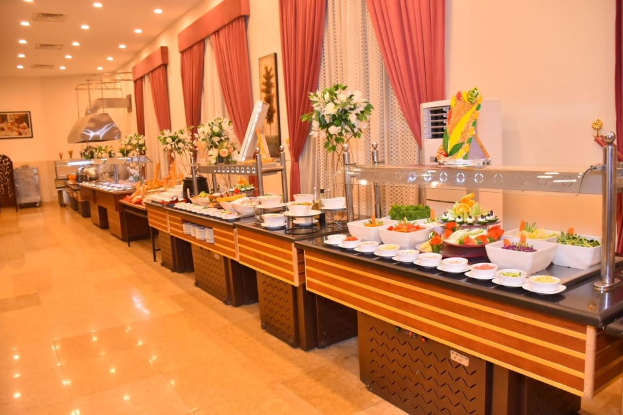 Jewel Sport City And Aqua Park El El Cairo Exterior foto A buffet at a hotel